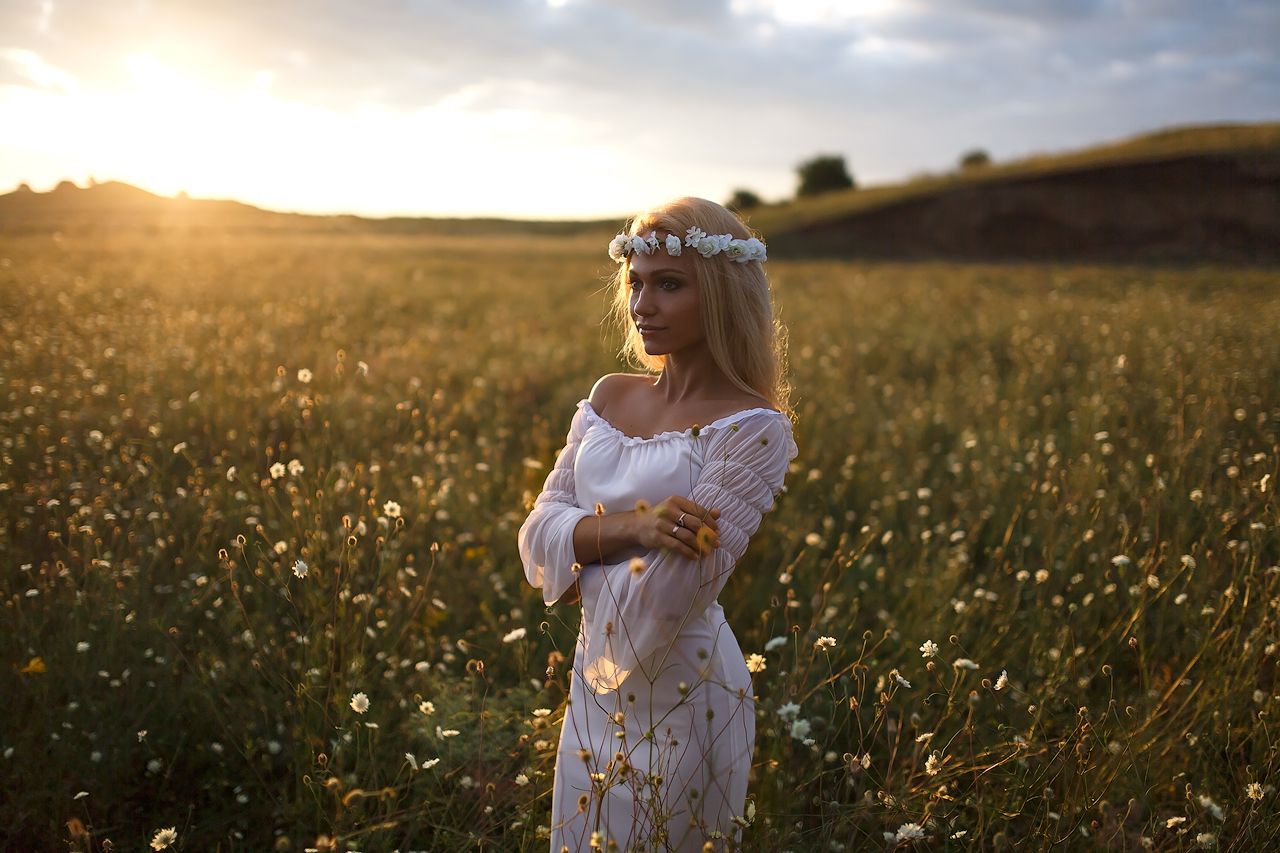 Girls in Slavic costumes in Adana