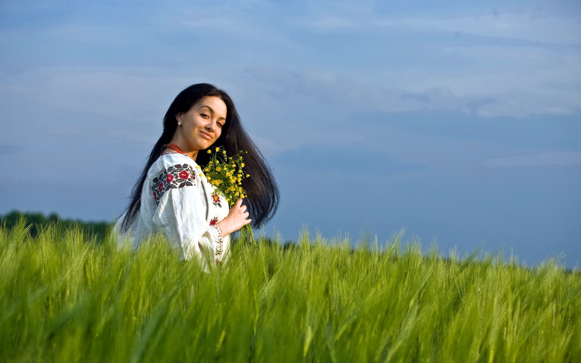 Girls in Slavic costumes in Adana